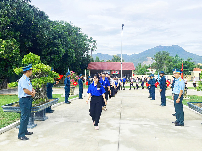 Trung đo&agrave;n 274 tổ chức chương tr&igrave;nh trải nghiệm h&egrave; &ldquo;Một ng&agrave;y l&agrave;m chiến sĩ Ph&ograve;ng kh&ocirc;ng - Kh&ocirc;ng qu&acirc;n&rdquo;