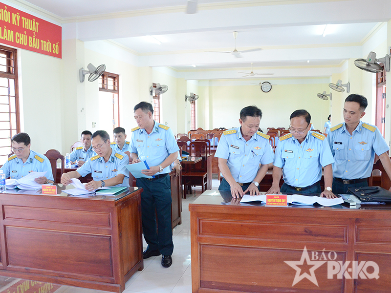 Qu&acirc;n chủng Ph&ograve;ng kh&ocirc;ng-Kh&ocirc;ng qu&acirc;n kiểm tra kết quả x&acirc;y dựng đơn vị vững mạnh to&agrave;n diện &ldquo;mẫu mực, ti&ecirc;u biểu&rdquo; tại Sư đo&agrave;n 375