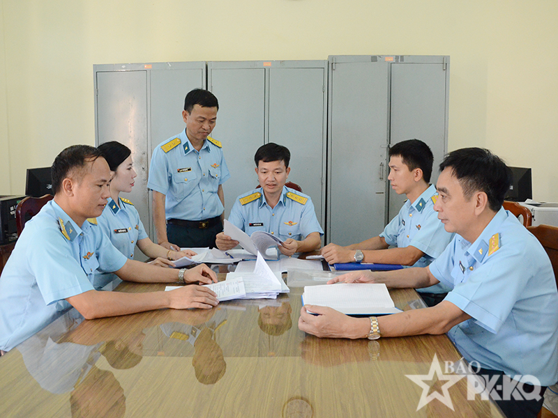 Qu&acirc;n chủng Ph&ograve;ng kh&ocirc;ng-Kh&ocirc;ng qu&acirc;n kiểm tra kết quả x&acirc;y dựng đơn vị vững mạnh to&agrave;n diện &ldquo;mẫu mực, ti&ecirc;u biểu&rdquo; tại Sư đo&agrave;n 375