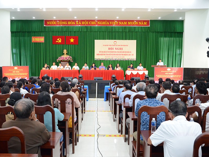 Thiếu tướng Vũ Đại Dương - Ph&oacute; Tư lệnh Qu&acirc;n chủng Ph&ograve;ng kh&ocirc;ng-Kh&ocirc;ng qu&acirc;n c&ugrave;ng c&aacute;c ứng cử vi&ecirc;n đại biểu Quốc hội kh&oacute;a XVI tiếp x&uacute;c cử tri tại Đơn vị bầu cử số 4, tỉnh Kh&aacute;nh H&ograve;a