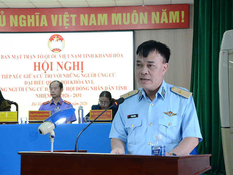 Thiếu tướng Vũ Đại Dương - Ph&oacute; Tư lệnh Qu&acirc;n chủng Ph&ograve;ng kh&ocirc;ng-Kh&ocirc;ng qu&acirc;n c&ugrave;ng c&aacute;c ứng cử vi&ecirc;n đại biểu Quốc hội kh&oacute;a XVI tiếp x&uacute;c cử tri tại Đơn vị bầu cử số 4, tỉnh Kh&aacute;nh H&ograve;a