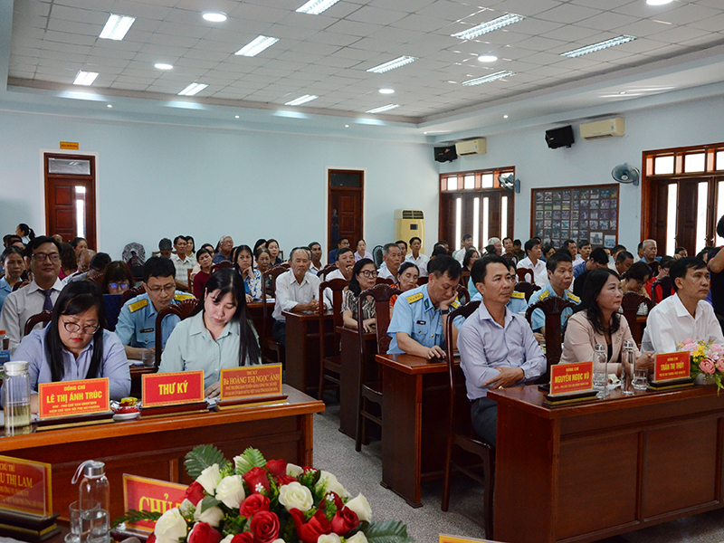 Thiếu tướng Vũ Đại Dương - Ph&oacute; Tư lệnh Qu&acirc;n chủng Ph&ograve;ng kh&ocirc;ng-Kh&ocirc;ng qu&acirc;n c&ugrave;ng c&aacute;c ứng cử vi&ecirc;n đại biểu Quốc hội kh&oacute;a XVI tiếp x&uacute;c cử tri tại Đơn vị bầu cử số 4, tỉnh Kh&aacute;nh H&ograve;a
