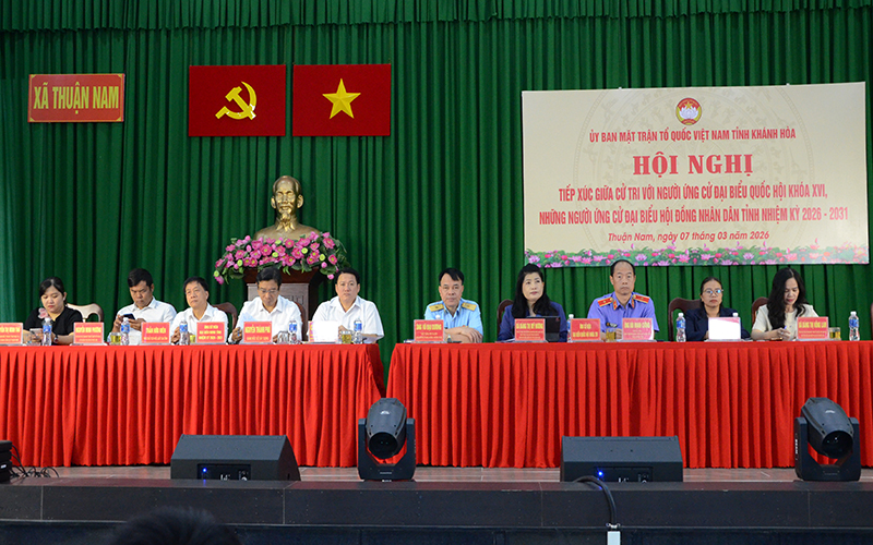 Thiếu tướng Vũ Đại Dương - Ph&oacute; Tư lệnh Qu&acirc;n chủng Ph&ograve;ng kh&ocirc;ng-Kh&ocirc;ng qu&acirc;n c&ugrave;ng c&aacute;c ứng cử vi&ecirc;n đại biểu Quốc hội kh&oacute;a XVI tiếp x&uacute;c cử tri tại Đơn vị bầu cử số 4, tỉnh Kh&aacute;nh H&ograve;a