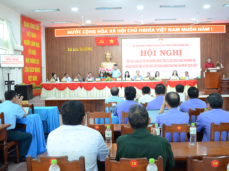 Thiếu tướng Vũ Đại Dương - Ph&oacute; Tư lệnh Qu&acirc;n chủng Ph&ograve;ng kh&ocirc;ng-Kh&ocirc;ng qu&acirc;n c&ugrave;ng c&aacute;c ứng cử vi&ecirc;n đại biểu Quốc hội kh&oacute;a XVI tiếp x&uacute;c cử tri tại Đơn vị bầu cử số 4, tỉnh Kh&aacute;nh H&ograve;a