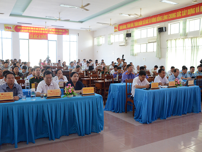 Thiếu tướng Vũ Đại Dương - Ph&oacute; Tư lệnh Qu&acirc;n chủng Ph&ograve;ng kh&ocirc;ng-Kh&ocirc;ng qu&acirc;n c&ugrave;ng c&aacute;c ứng cử vi&ecirc;n đại biểu Quốc hội kh&oacute;a XVI tiếp x&uacute;c cử tri tại Đơn vị bầu cử số 4, tỉnh Kh&aacute;nh H&ograve;a