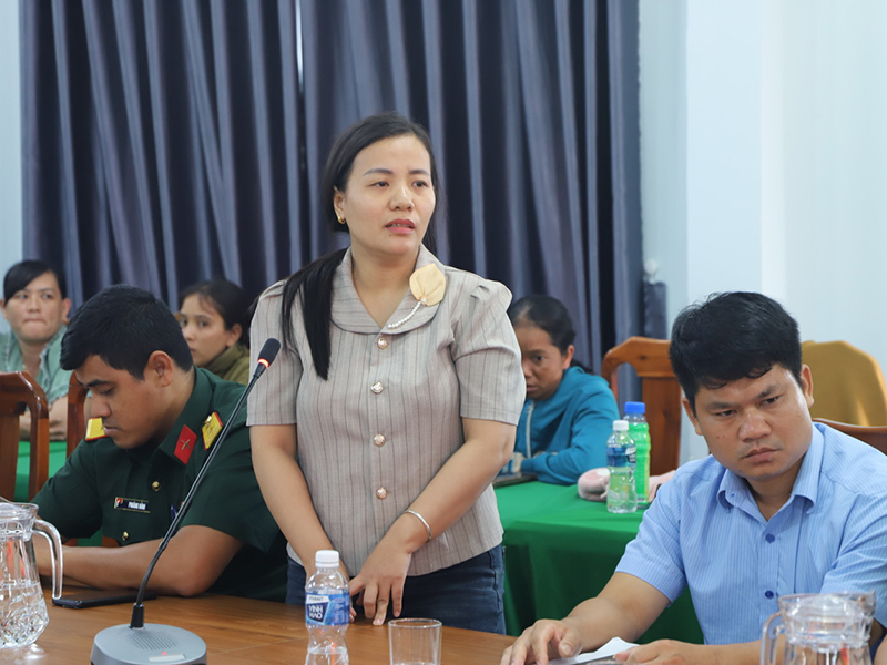 Thiếu tướng Vũ Đại Dương - Ph&oacute; Tư lệnh Qu&acirc;n chủng Ph&ograve;ng kh&ocirc;ng-Kh&ocirc;ng qu&acirc;n c&ugrave;ng c&aacute;c ứng cử vi&ecirc;n đại biểu Quốc hội kh&oacute;a XVI tiếp x&uacute;c cử tri tại Đơn vị bầu cử số 4, tỉnh Kh&aacute;nh H&ograve;a
