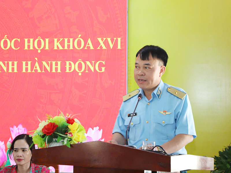 Thiếu tướng Vũ Đại Dương - Ph&oacute; Tư lệnh Qu&acirc;n chủng Ph&ograve;ng kh&ocirc;ng-Kh&ocirc;ng qu&acirc;n c&ugrave;ng c&aacute;c ứng cử vi&ecirc;n đại biểu Quốc hội kh&oacute;a XVI tiếp x&uacute;c cử tri tại Đơn vị bầu cử số 4, tỉnh Kh&aacute;nh H&ograve;a