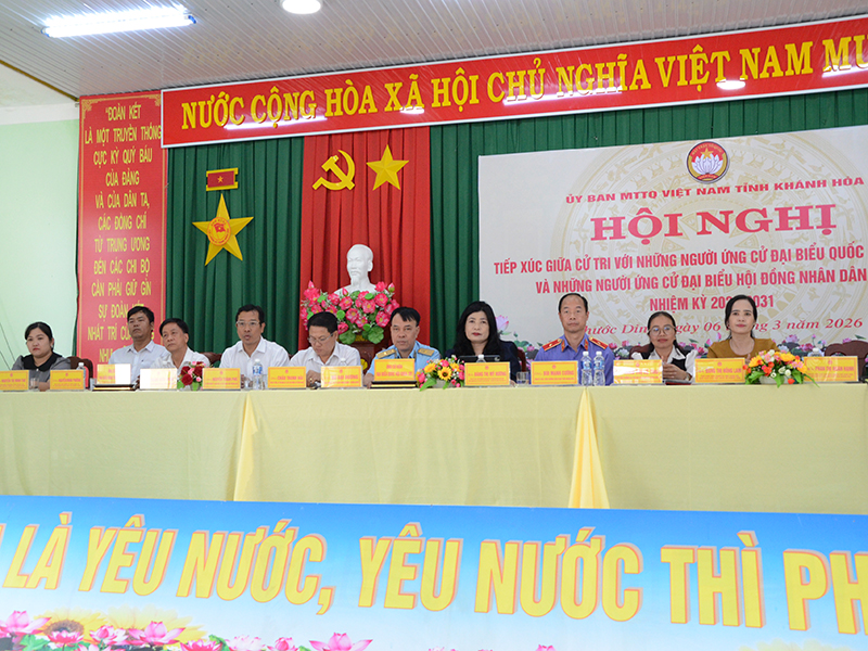 Thiếu tướng Vũ Đại Dương - Ph&oacute; Tư lệnh Qu&acirc;n chủng Ph&ograve;ng kh&ocirc;ng-Kh&ocirc;ng qu&acirc;n c&ugrave;ng c&aacute;c ứng cử vi&ecirc;n đại biểu Quốc hội kh&oacute;a XVI tiếp x&uacute;c cử tri tại Đơn vị bầu cử số 4, tỉnh Kh&aacute;nh H&ograve;a