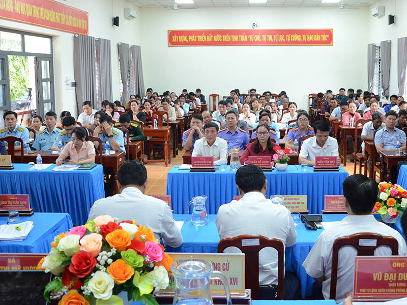 Thiếu tướng Vũ Đại Dương - Ph&oacute; Tư lệnh Qu&acirc;n chủng Ph&ograve;ng kh&ocirc;ng-Kh&ocirc;ng qu&acirc;n c&ugrave;ng c&aacute;c ứng cử vi&ecirc;n đại biểu Quốc hội kh&oacute;a XVI tiếp x&uacute;c cử tri tại Đơn vị bầu cử số 4, tỉnh Kh&aacute;nh H&ograve;a