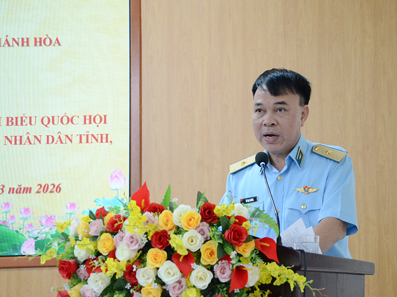Thiếu tướng Vũ Đại Dương - Ph&oacute; Tư lệnh Qu&acirc;n chủng Ph&ograve;ng kh&ocirc;ng-Kh&ocirc;ng qu&acirc;n c&ugrave;ng c&aacute;c ứng cử vi&ecirc;n đại biểu Quốc hội kh&oacute;a XVI tiếp x&uacute;c cử tri tại Đơn vị bầu cử số 4, tỉnh Kh&aacute;nh H&ograve;a