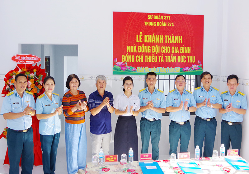 Trung đo&agrave;n 274 b&agrave;n giao &ldquo;Nh&agrave; đồng đội&rdquo; tặng Thiếu t&aacute; Trần Đức Thu