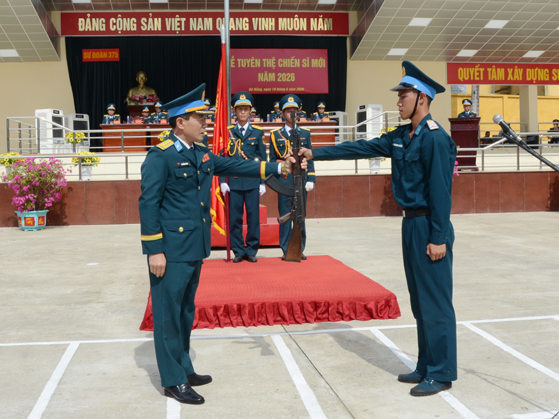 Các đơn vị trong Quân chủng Phòng không-Không quân tổ chức Lễ tuyên thệ chiến sĩ mới năm 2026