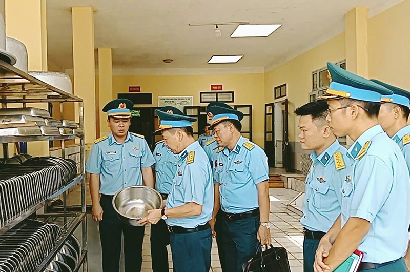 Cục Hậu cần - Kỹ thuật kiểm tra Trung đo&agrave;n 282