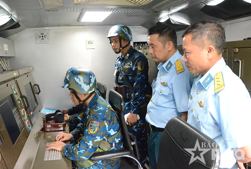 Qu&acirc;n chủng Ph&ograve;ng kh&ocirc;ng - Kh&ocirc;ng qu&acirc;n Bế mạc diễn tập, hội thao chỉ huy tham mưu c&oacute; một phần thực binh k&iacute;p chiến đấu sở chỉ huy trung đo&agrave;n ra đa