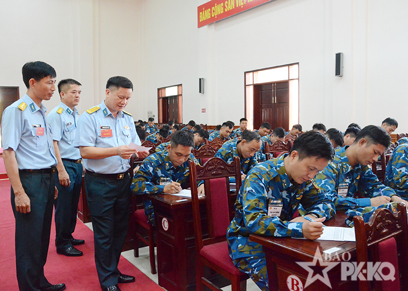 Qu&acirc;n chủng Ph&ograve;ng kh&ocirc;ng - Kh&ocirc;ng qu&acirc;n khai mạc Diễn tập, hội thao chỉ huy tham mưu c&oacute; một phần thực binh k&iacute;p chiến đấu sở chỉ huy trung đo&agrave;n ra đa