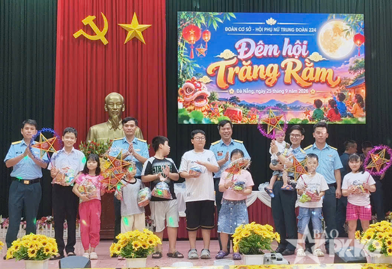 Ấm &aacute;p &ldquo;Đ&ecirc;m hội Trăng rằm - Ấm t&igrave;nh người l&iacute;nh&rdquo;
