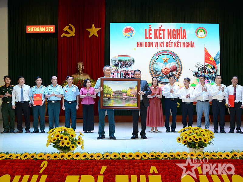 Sư đo&agrave;n 375 v&agrave; Trường Phổ th&ocirc;ng D&acirc;n tộc nội tr&uacute; Trung học phổ th&ocirc;ng Quảng Nam tổ chức Lễ kết nghĩa