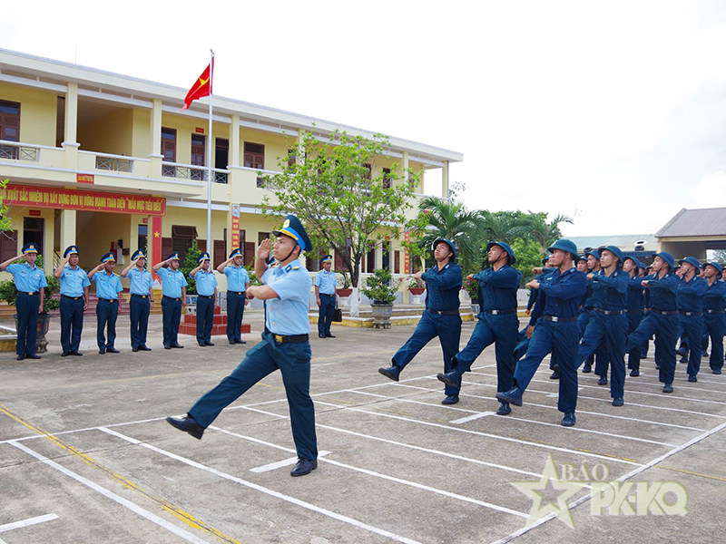Qu&acirc;n chủng Ph&ograve;ng kh&ocirc;ng - Kh&ocirc;ng qu&acirc;n kiểm tra kết quả x&acirc;y dựng đơn vị vững mạnh to&agrave;n diện 