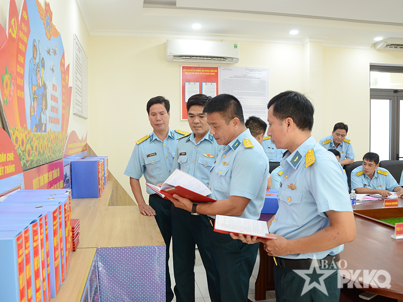 Qu&acirc;n chủng Ph&ograve;ng kh&ocirc;ng - Kh&ocirc;ng qu&acirc;n kiểm tra kết quả x&acirc;y dựng đơn vị vững mạnh to&agrave;n diện 