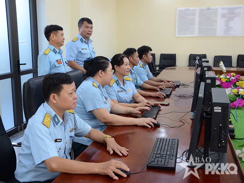 Qu&acirc;n chủng Ph&ograve;ng kh&ocirc;ng - Kh&ocirc;ng qu&acirc;n kiểm tra kết quả x&acirc;y dựng đơn vị vững mạnh to&agrave;n diện 