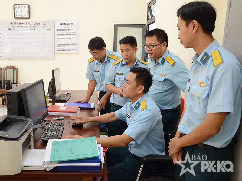Qu&acirc;n chủng Ph&ograve;ng kh&ocirc;ng - Kh&ocirc;ng qu&acirc;n kiểm tra kết quả x&acirc;y dựng đơn vị vững mạnh to&agrave;n diện 