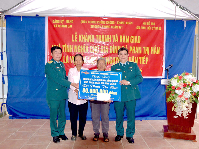 Sư đo&agrave;n 371 b&agrave;n giao &ldquo;Nh&agrave; t&igrave;nh nghĩa&rdquo; tặng gia đ&igrave;nh ch&iacute;nh s&aacute;ch
