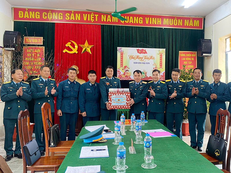 Qu&acirc;n chủng Ph&ograve;ng kh&ocirc;ng-Kh&ocirc;ng qu&acirc;n kiểm tra sẵn s&agrave;ng chiến đấu tại Trạm ra đa 25