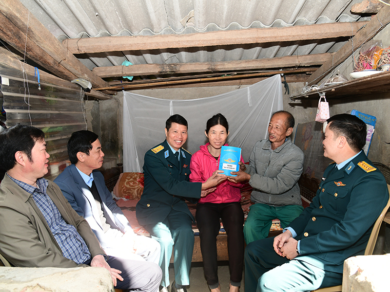 Qu&acirc;n chủng Ph&ograve;ng kh&ocirc;ng - Kh&ocirc;ng qu&acirc;n hỗ trợ x&acirc;y dựng &ldquo;Nh&agrave; đại đo&agrave;n kết&rdquo; tặng gia đ&igrave;nh ch&iacute;nh s&aacute;ch