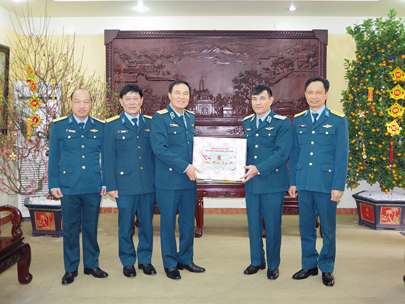 Thủ trưởng Bộ Tư lệnh Qu&acirc;n chủng Ph&ograve;ng kh&ocirc;ng - Kh&ocirc;ng qu&acirc;n thăm, ch&uacute;c Tết c&aacute;c học viện, nh&agrave; trường