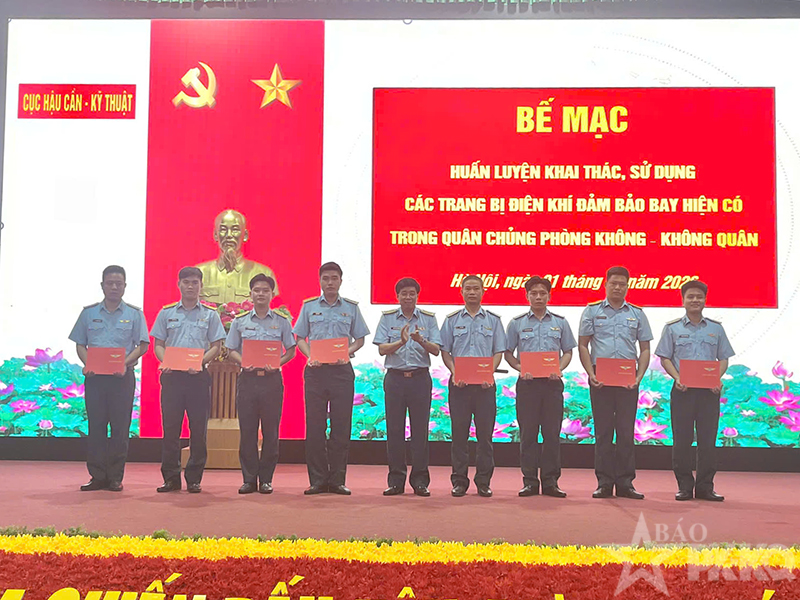 Bế mạc Lớp huấn luyện khai th&aacute;c, sử dụng c&aacute;c trang bị xe - m&aacute;y bảo đảm bay trong bi&ecirc;n chế của Qu&acirc;n chủng Ph&ograve;ng kh&ocirc;ng-Kh&ocirc;ng qu&acirc;n