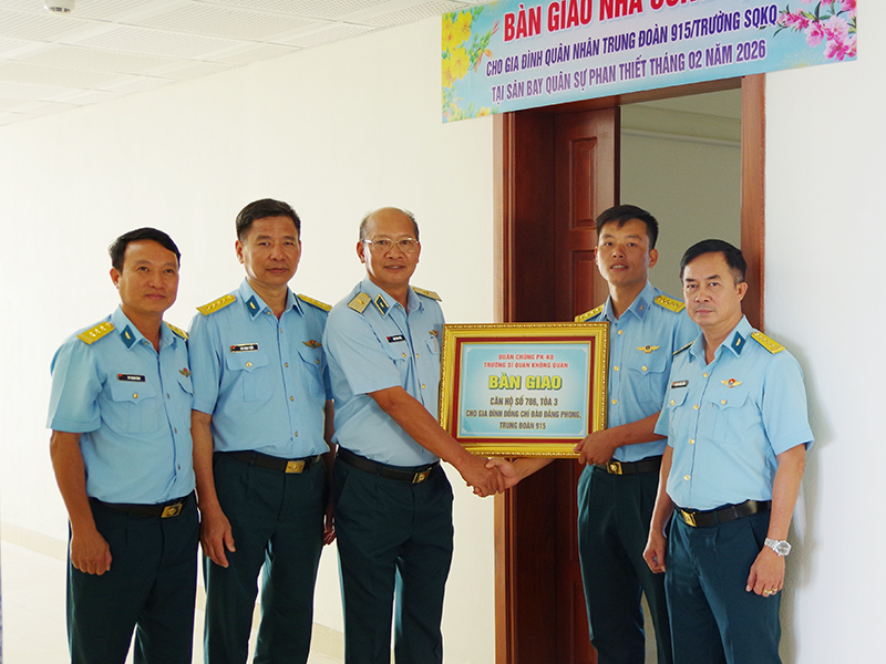 Trường Sĩ quan Kh&ocirc;ng qu&acirc;n b&agrave;n giao nh&agrave; c&ocirc;ng vụ cho qu&acirc;n nh&acirc;n tại S&acirc;n bay Phan Thiết