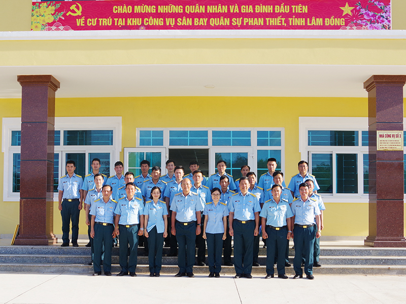 Trường Sĩ quan Kh&ocirc;ng qu&acirc;n b&agrave;n giao nh&agrave; c&ocirc;ng vụ cho qu&acirc;n nh&acirc;n tại S&acirc;n bay Phan Thiết