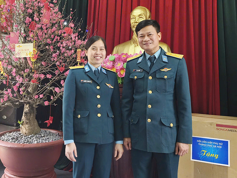 Hạnh ph&uacute;c giản dị của vợ chồng qu&acirc;n nh&acirc;n