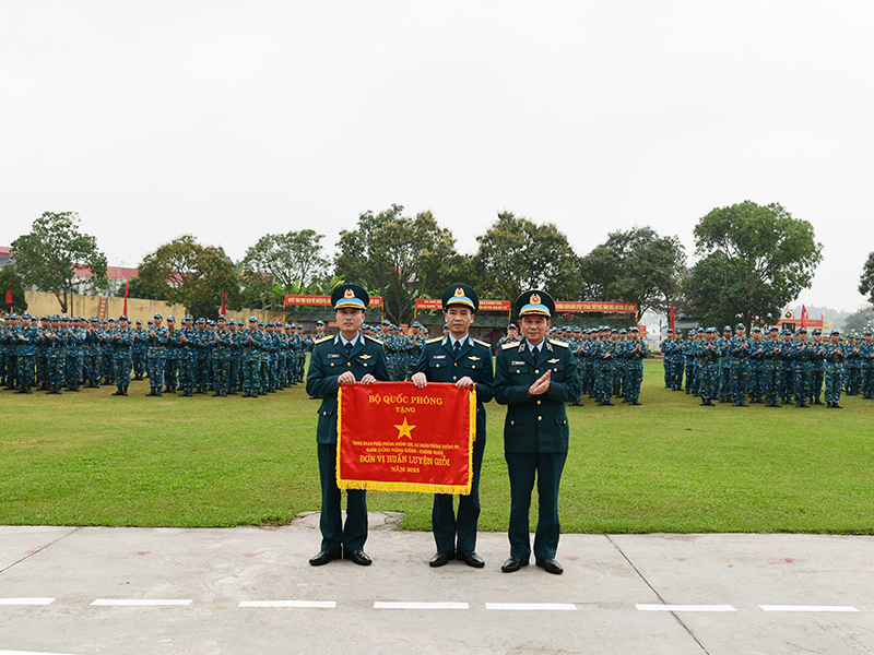 Trung tướng Trần Ngọc Quyến - Ch&iacute;nh ủy Qu&acirc;n chủng PK-KQ dự Lễ ra qu&acirc;n huấn luyện năm 2026 tại Trung đo&agrave;n 228