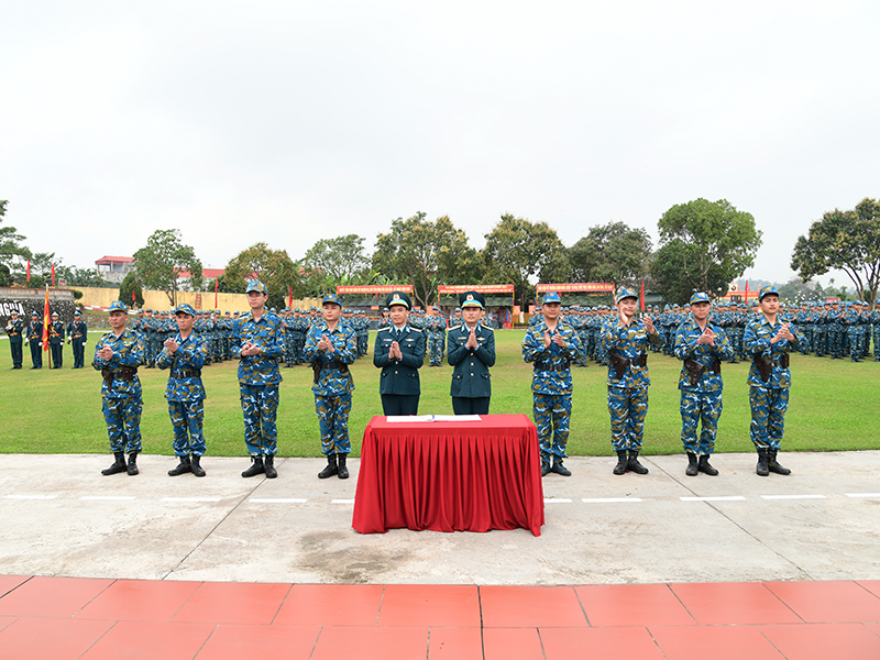 Trung tướng Trần Ngọc Quyến - Ch&iacute;nh ủy Qu&acirc;n chủng PK-KQ dự Lễ ra qu&acirc;n huấn luyện năm 2026 tại Trung đo&agrave;n 228