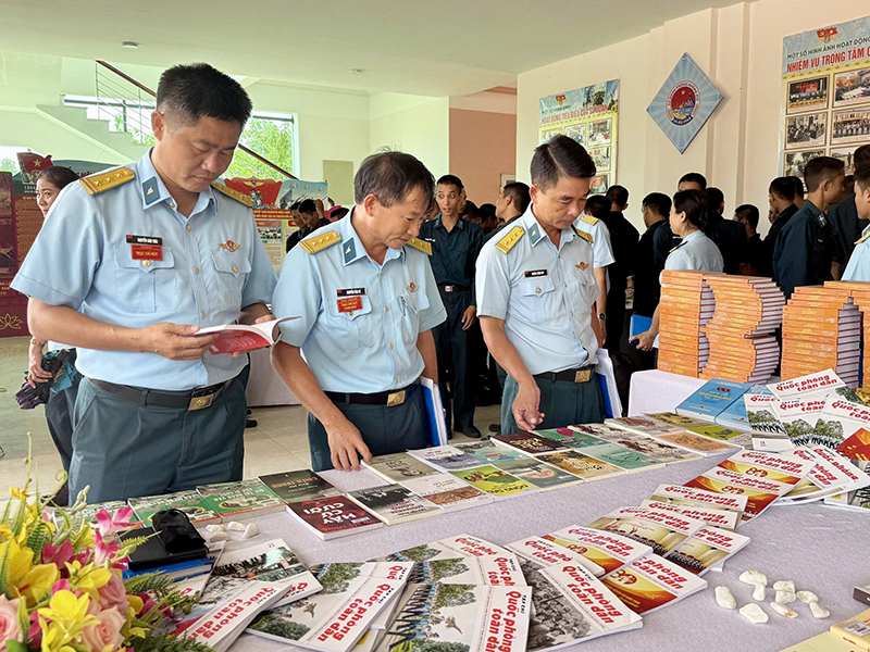 Sư đo&agrave;n 375 s&ocirc;i nổi tổ chức c&aacute;c hoạt động  hưởng ứng Ng&agrave;y S&aacute;ch v&agrave; Văn h&oacute;a đọc Việt Nam năm 2026