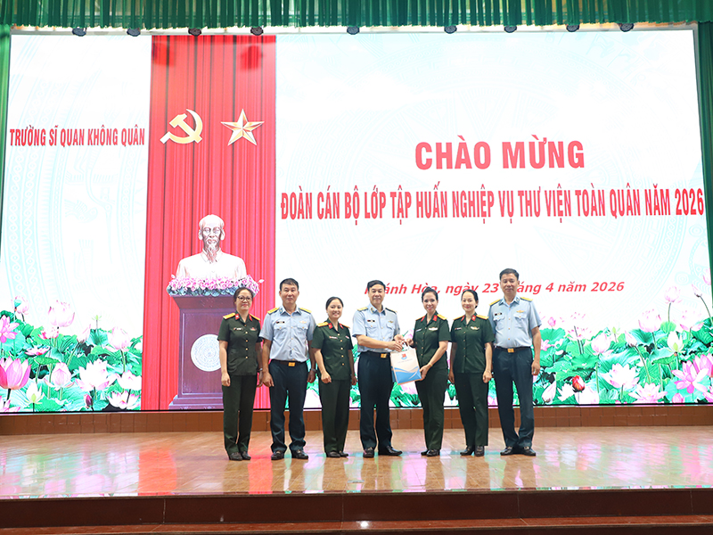 Đo&agrave;n c&aacute;n bộ lớp tập huấn nghiệp vụ thư viện to&agrave;n qu&acirc;n năm 2026 tham quan Trường Sĩ quan Kh&ocirc;ng qu&acirc;n