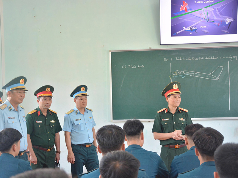 Thượng tướng Phạm Trường Sơn - Ph&oacute; Tổng Tham mưu trưởng QĐND Việt Nam kiểm tra tại Trường Sĩ quan Kh&ocirc;ng qu&acirc;n