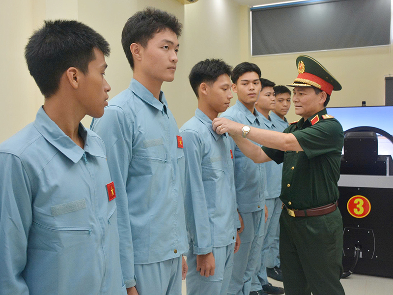 Thượng tướng Phạm Trường Sơn - Ph&oacute; Tổng Tham mưu trưởng QĐND Việt Nam kiểm tra tại Trường Sĩ quan Kh&ocirc;ng qu&acirc;n