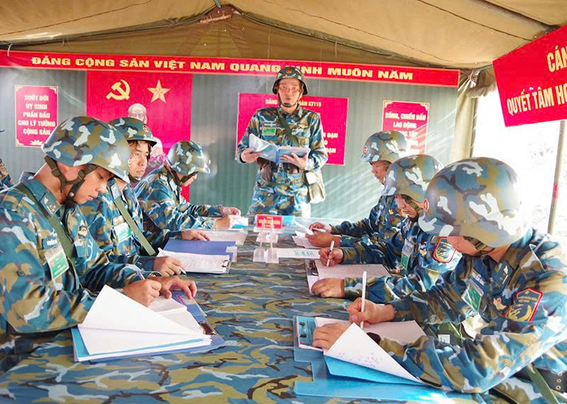 Sư đo&agrave;n 377 tổ chức Diễn tập Chỉ huy - Tham mưu 1 b&ecirc;n, 1 cấp tr&ecirc;n bản đồ, c&oacute; một phần thực binh cho chỉ huy v&agrave; cơ quan c&aacute;c trung đo&agrave;n trực thuộc