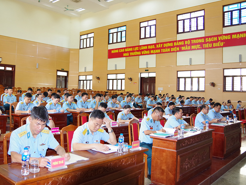 Trường Cao đẳng Kỹ thuật Ph&ograve;ng kh&ocirc;ng - Kh&ocirc;ng qu&acirc;n tổ chức Hội nghị Qu&acirc;n ch&iacute;nh triển khai nhiệm vụ 6 th&aacute;ng cuối năm 2026