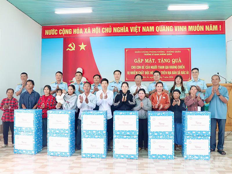 Trường Sĩ quan Kh&ocirc;ng qu&acirc;n chung tay chăm lo gia đ&igrave;nh ch&iacute;nh s&aacute;ch, thắt chặt nghĩa t&igrave;nh qu&acirc;n - d&acirc;n tại x&atilde; B&aacute;c &Aacute;i