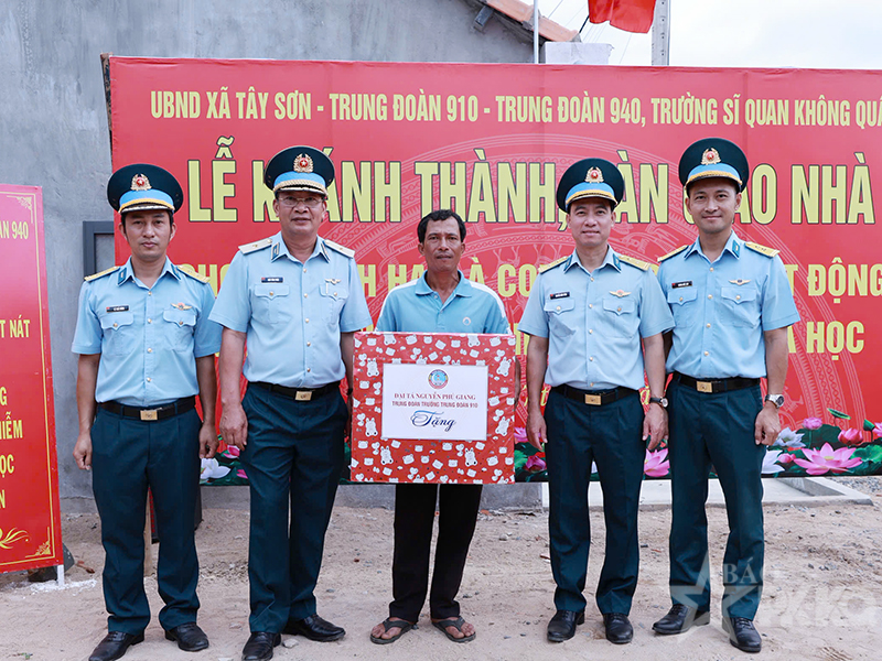 Trung đoàn 910 khánh thành, bàn giao nhà cho gia đình là con đẻ của người hoạt động kháng chiến bị nhiễm chất độc hóa học