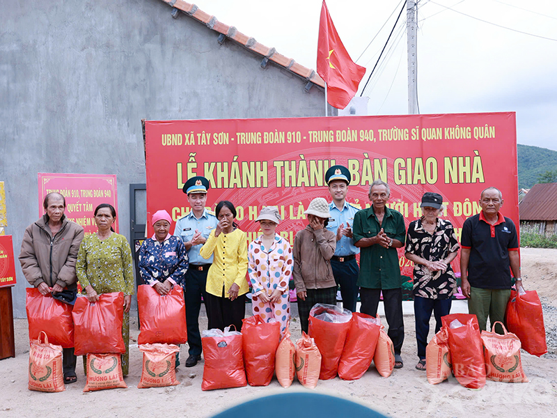 Trung đoàn 910 khánh thành, bàn giao nhà cho gia đình là con đẻ của người hoạt động kháng chiến bị nhiễm chất độc hóa học