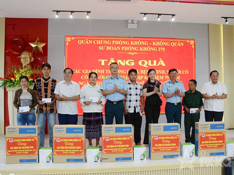 Sư đoàn 375 thăm hỏi, tặng quà các gia đình chính sách tại xã Tây Giang, TP Đà Nẵng