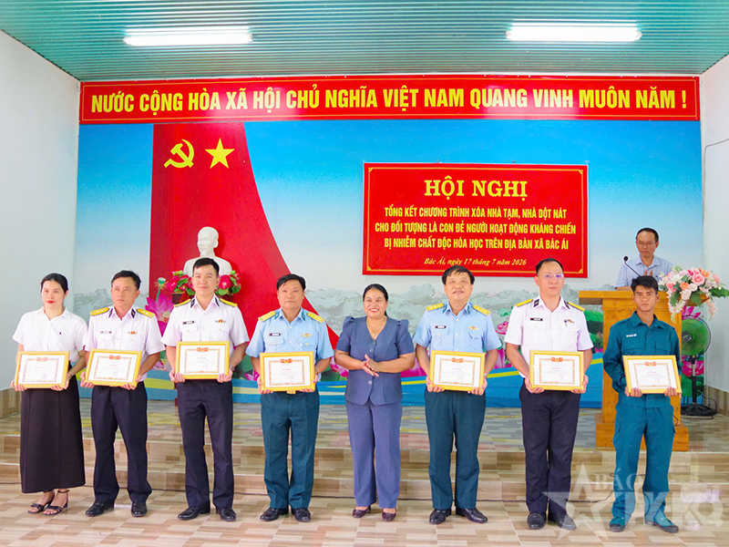 Trường Sĩ quan Không quân và Sư đoàn 377 chung tay chăm lo gia đình chính sách, thắt chặt nghĩa tình quân - dân tại xã Bác Ái