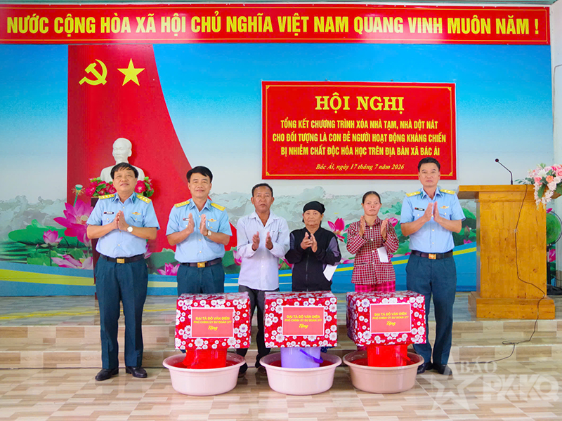 Trường Sĩ quan Không quân và Sư đoàn 377 chung tay chăm lo gia đình chính sách, thắt chặt nghĩa tình quân - dân tại xã Bác Ái