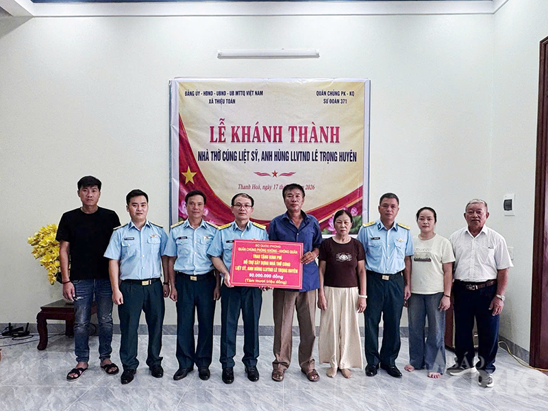 Sư đoàn 371 trao tặng kinh phí hỗ trợ xây dựng nhà thờ cúng Anh hùng Liệt sĩ Lê Trọng Huyên