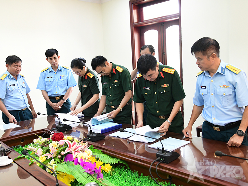 Tổng cục Ch&iacute;nh trị QĐND Việt Nam kiểm tra c&aacute;c c&ocirc;ng tr&igrave;nh tổng kết CTĐ, CTCT trong Qu&acirc;n đội năm 2026 tại Cục Ch&iacute;nh trị Qu&acirc;n chủng PK-KQ