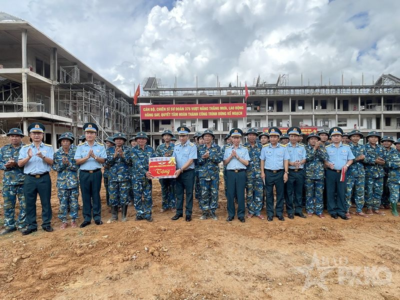 Qu&acirc;n chủng Ph&ograve;ng kh&ocirc;ng-Kh&ocirc;ng qu&acirc;n thăm, tặng qu&agrave; gia đ&igrave;nh ch&iacute;nh s&aacute;ch, học sinh ngh&egrave;o vượt kh&oacute; tại th&agrave;nh phố Đ&agrave; Nẵng